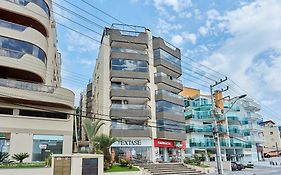 187 Apartamento 50m da Praia. Bela vista ao mar. Em Avenida principal de Bombinhas.