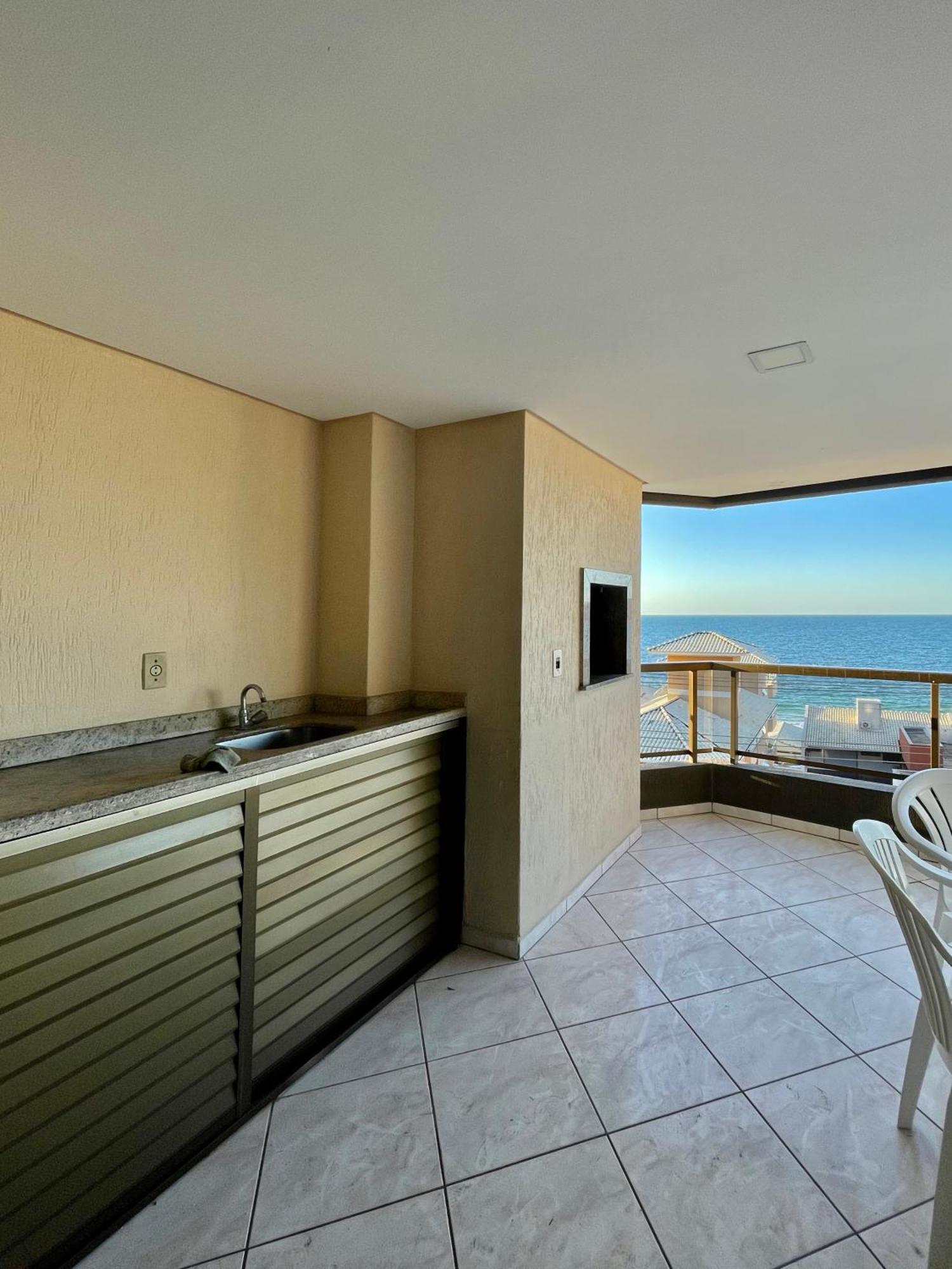 187 Apartamento 50m da Praia. Bela vista ao mar. Em Avenida principal de Bombinhas. Exterior foto