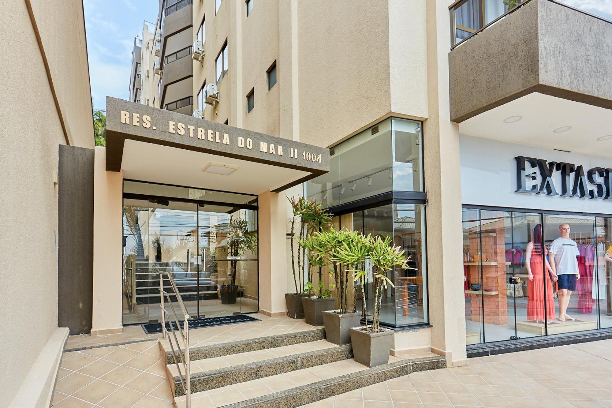 187 Apartamento 50m da Praia. Bela vista ao mar. Em Avenida principal de Bombinhas. Exterior foto