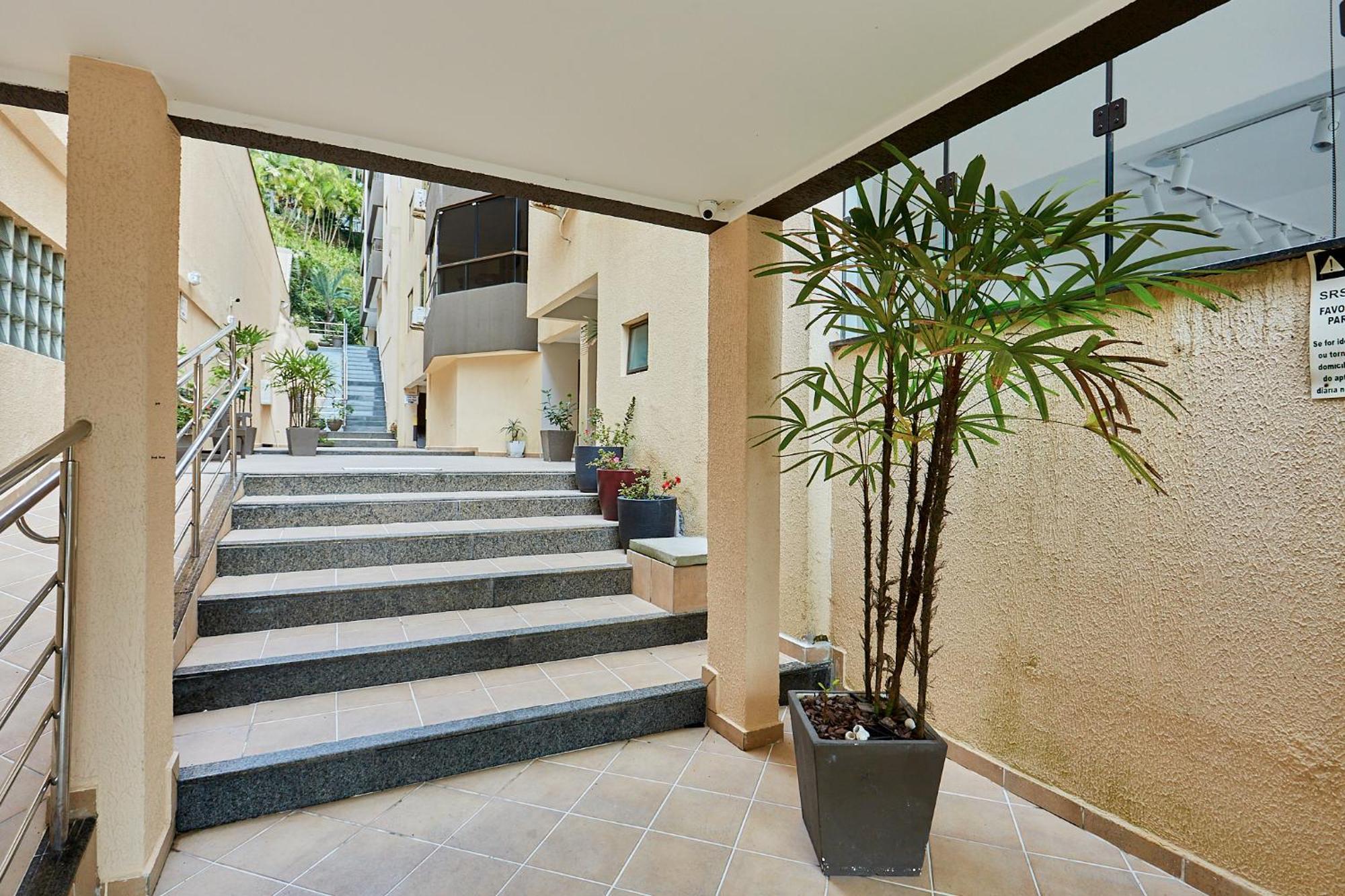 187 Apartamento 50m da Praia. Bela vista ao mar. Em Avenida principal de Bombinhas. Exterior foto